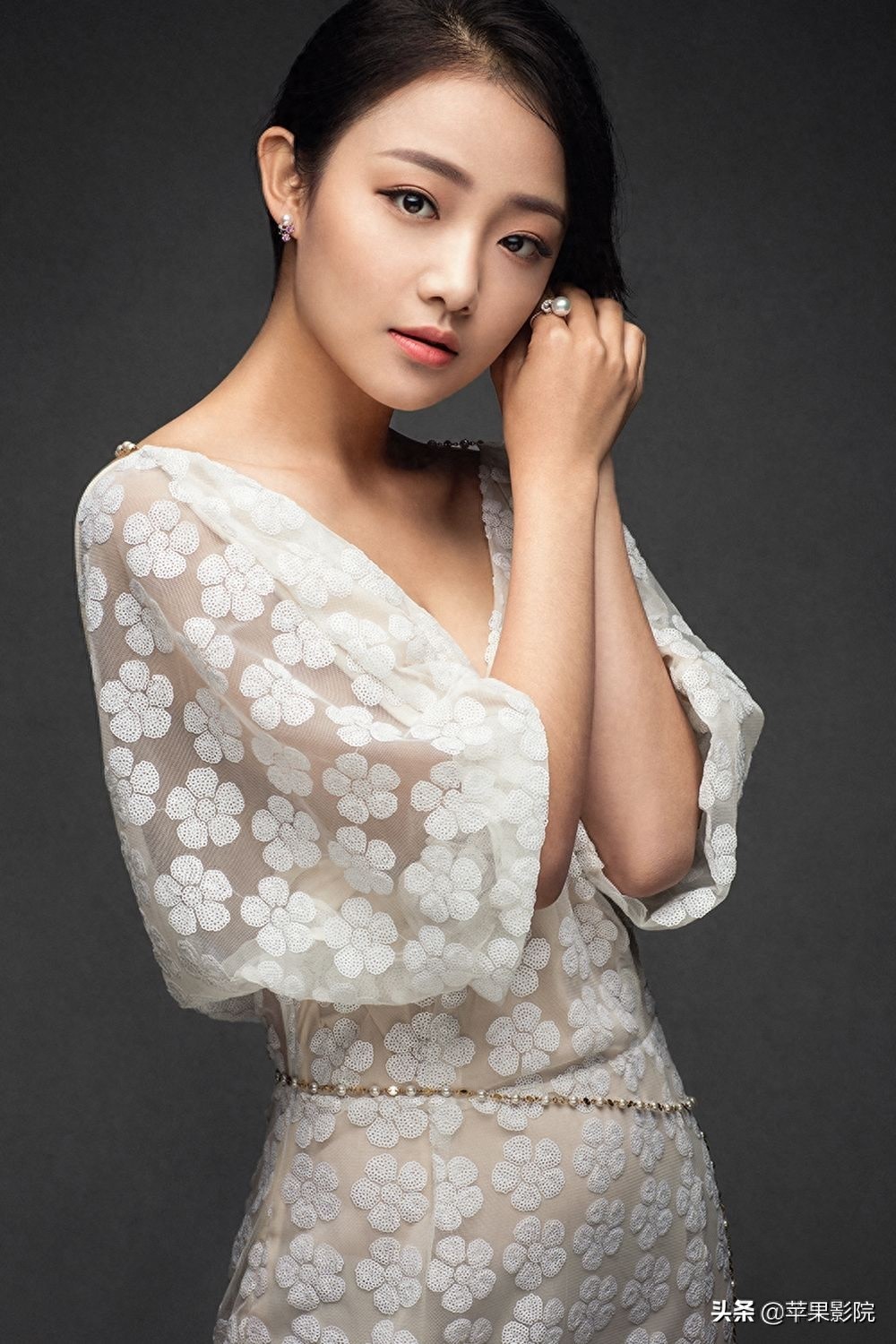 吴佳怡模样清新、宛若邻家女孩,可谓清新脱俗,娇艳欲滴