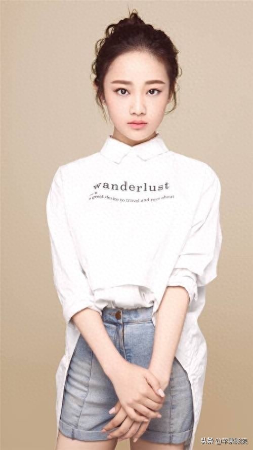 吴佳怡模样清新、宛若邻家女孩,可谓清新脱俗,娇艳欲滴