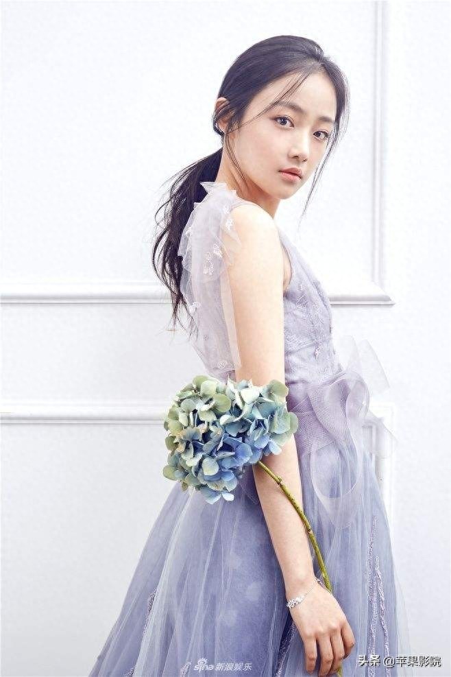 吴佳怡模样清新、宛若邻家女孩,可谓清新脱俗,娇艳欲滴