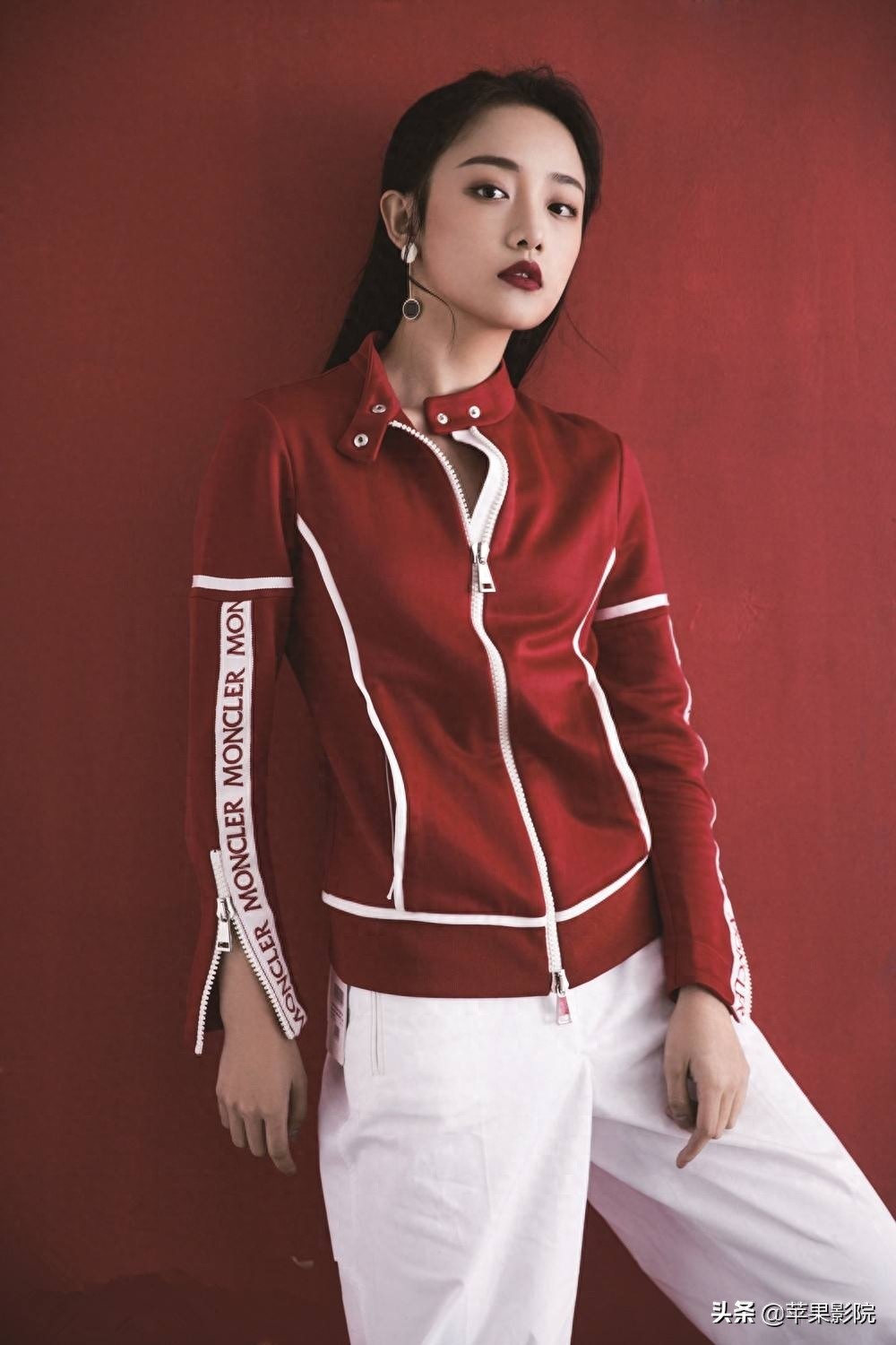 吴佳怡模样清新、宛若邻家女孩,可谓清新脱俗,娇艳欲滴