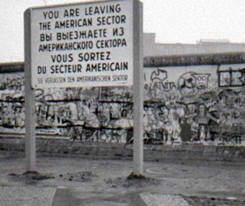 ​柏林墙的存在和消亡，反映了冷战时期欧洲怎样的历史变迁？