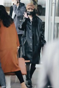 ​杨幂机场路透照曝光 戴咖色帽子穿皮衣靴子很摩登