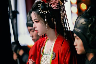 ​杨超越穿红色嫁衣娇艳动人 满眼含泪惹人怜