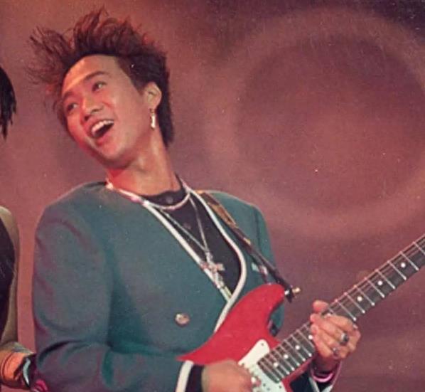 致敬金典：黄家驹的几张帅照，其中有一张是我同学，你能找到么？