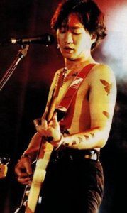 ​致敬金典：黄家驹的几张帅照，其中有一张是我同学，你能找到么？