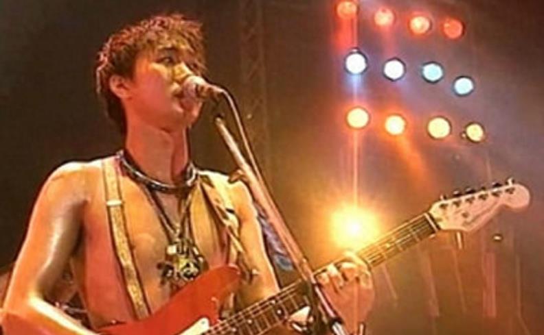 致敬金典：黄家驹的几张帅照，其中有一张是我同学，你能找到么？