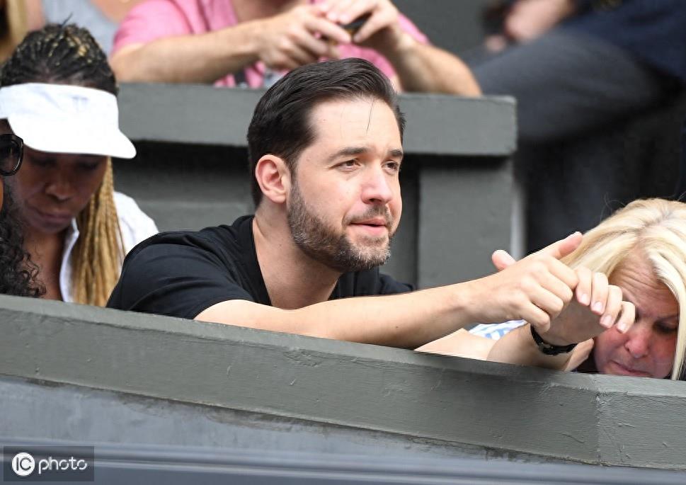 温布尔登网球锦标赛现场,发现一只帅小贝