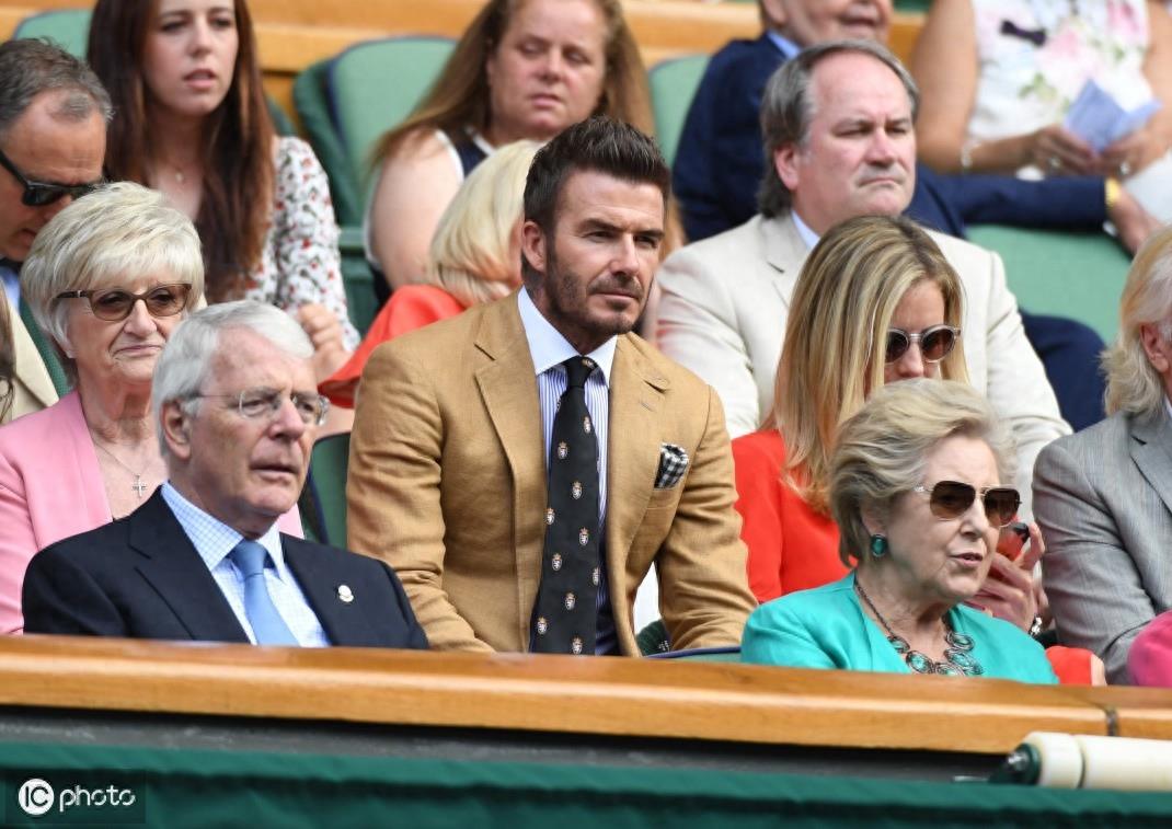 温布尔登网球锦标赛现场,发现一只帅小贝