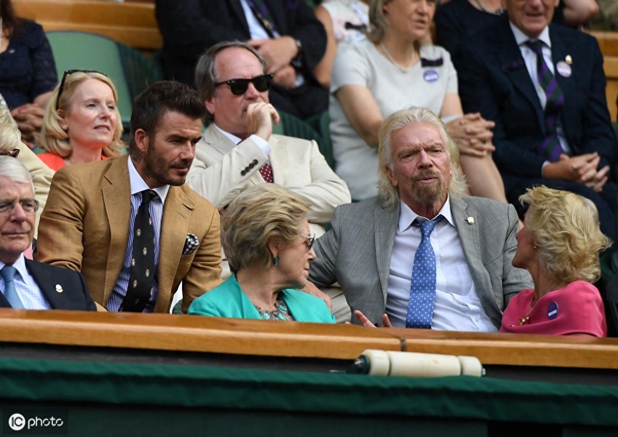 温布尔登网球锦标赛现场,发现一只帅小贝