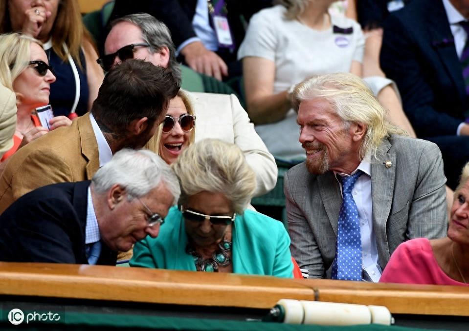 温布尔登网球锦标赛现场,发现一只帅小贝