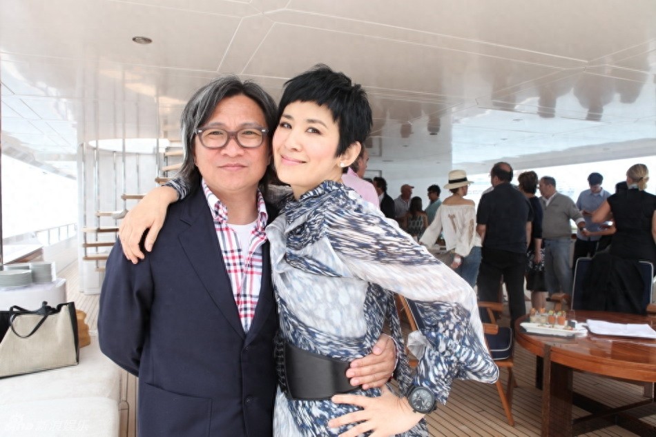 54岁陈可辛的51岁妻子吴君如近照