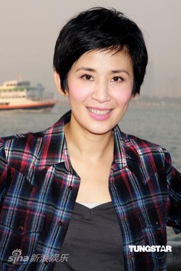 54岁陈可辛的51岁妻子吴君如近照