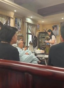 ​86岁范增居家画面曝光，在家中招待客人，妻子徐萌对他呵护备至