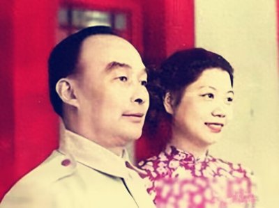 ​1947年，胡宗南和妻子叶霞翟罕见留影，那年她33岁，正值花信年华