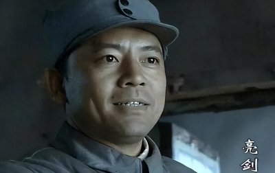 ​藏了31年！原来她就是＂戏骨＂何政军妻子，难怪当年拒绝巩俐示爱