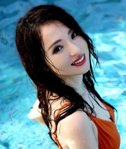 ​董璇穿红色比基尼性感美艳，大方秀事业线，肤白貌美！