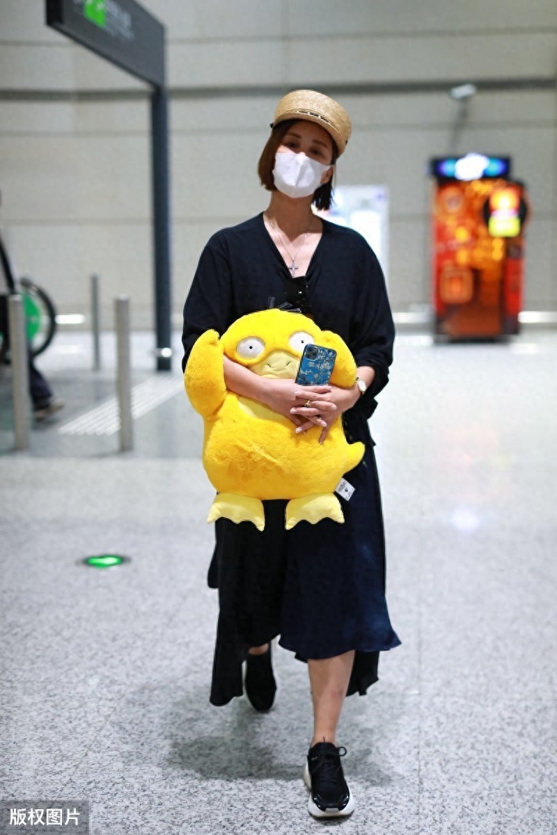 袁弘的老婆张歆艺现身机场，手拿可达鸭很萌，39岁还有少女心
