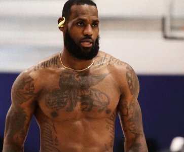 ​詹姆斯肌肉被誉为球员天花板，为何几乎看不到腹肌和胸肌？