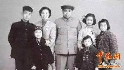 ​许世友将军的妻子有多美？端庄贤良眉目清秀，恩爱一生育4女2儿