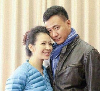 ​胡军的妻子，演员卢芳