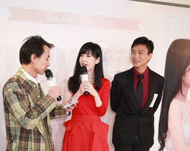 50岁周慧敏与老公倪震同框，笑得开心罕见秀恩爱