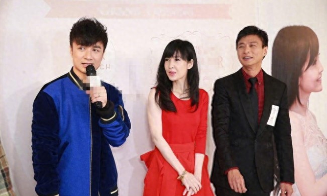 50岁周慧敏与老公倪震同框，笑得开心罕见秀恩爱