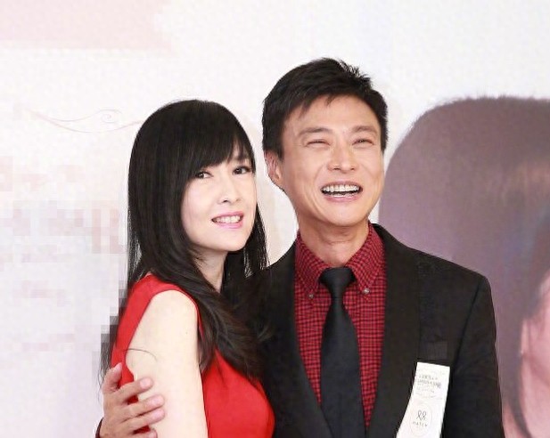 50岁周慧敏与老公倪震同框，笑得开心罕见秀恩爱