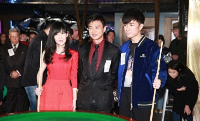 50岁周慧敏与老公倪震同框，笑得开心罕见秀恩爱