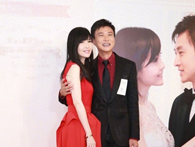 50岁周慧敏与老公倪震同框，笑得开心罕见秀恩爱