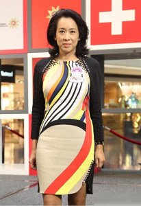 ​朱玲玲与老公合影真敢穿，富态身材穿薄纱裙，美出新高度