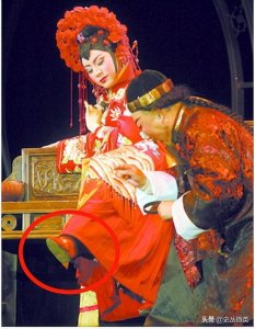 ​老照片：新娘的脚裹成马蹄一般，三寸金莲的历史就是一部血泪史