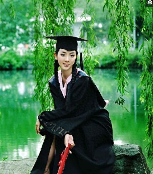 李思思,央视美女主持,85后北大才女