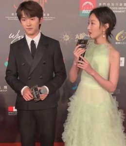 ​易烊千玺的身高究竟是多少？站162cm周冬雨身边，真相了