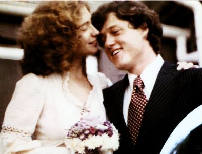 ​爱过：1992年，克林顿成功上位，强势的希拉里一脸甜蜜，仰望丈夫