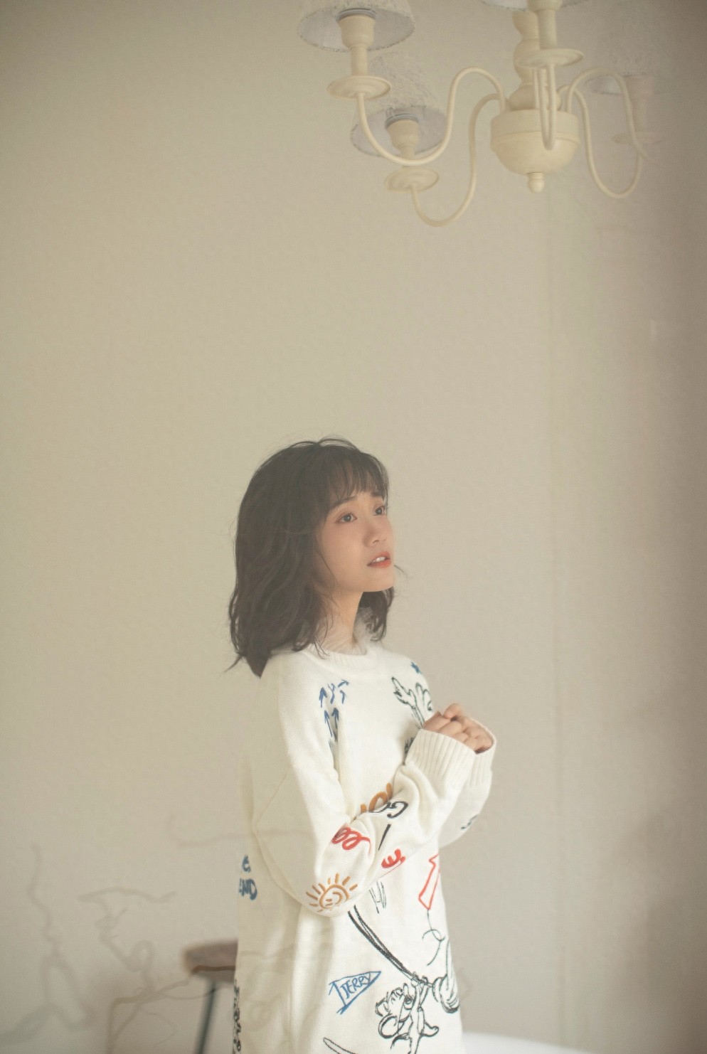 郑湫泓慵懒可爱居家时尚写真,端庄秀气,清新脱俗