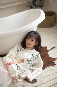 ​郑湫泓慵懒可爱居家时尚写真，端庄秀气，清新脱俗