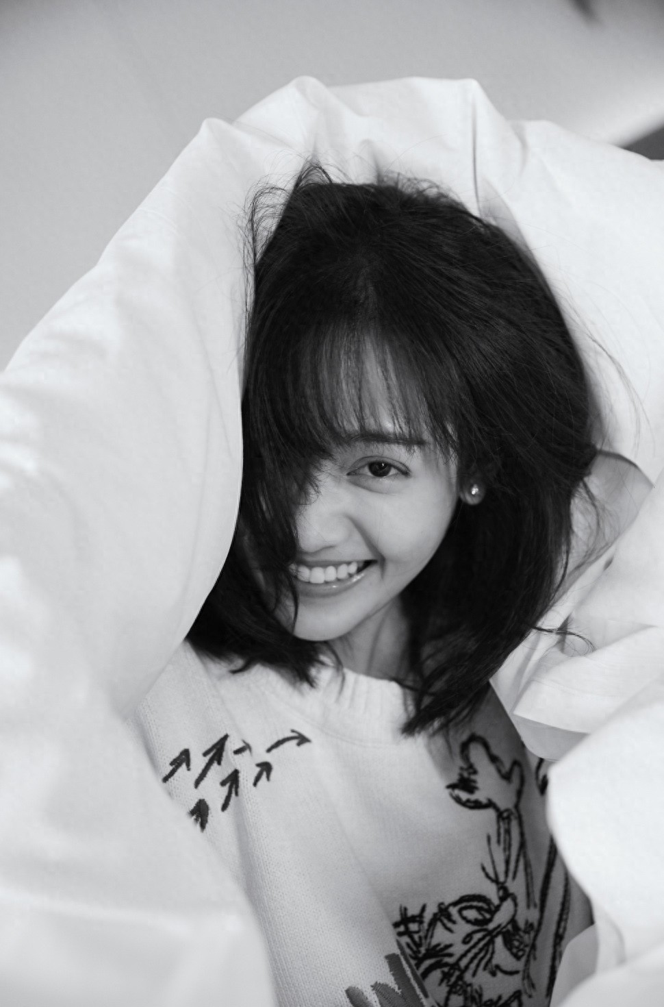 郑湫泓慵懒可爱居家时尚写真,端庄秀气,清新脱俗