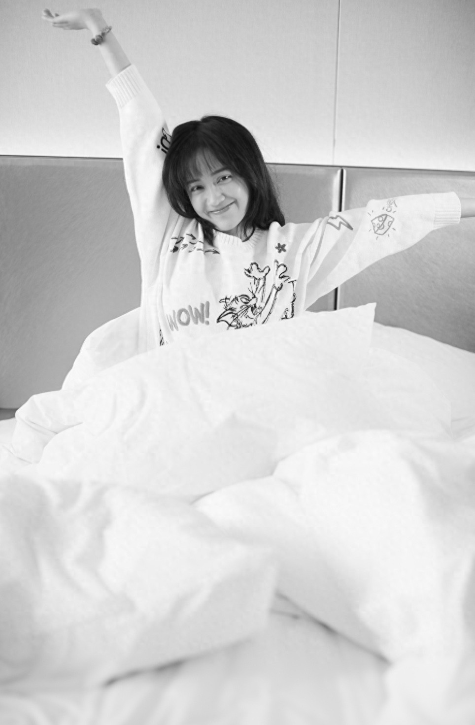 郑湫泓慵懒可爱居家时尚写真,端庄秀气,清新脱俗