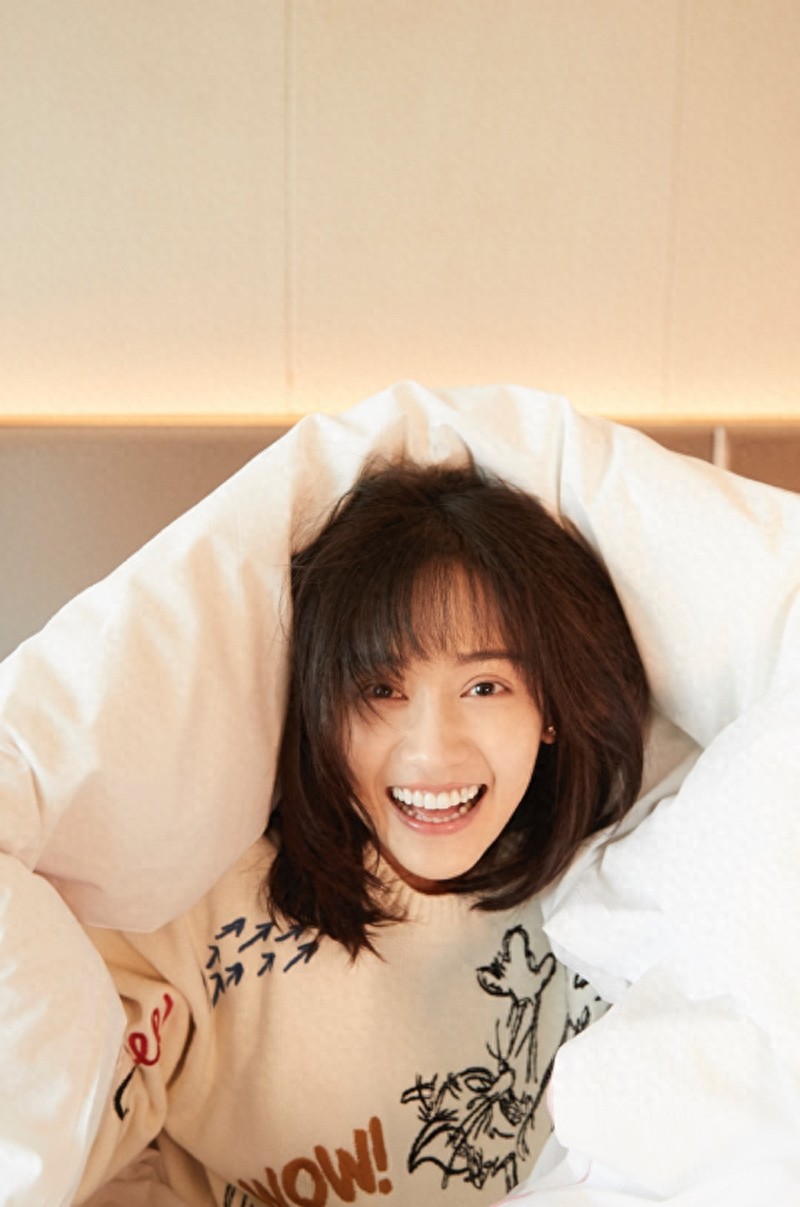 郑湫泓慵懒可爱居家时尚写真,端庄秀气,清新脱俗