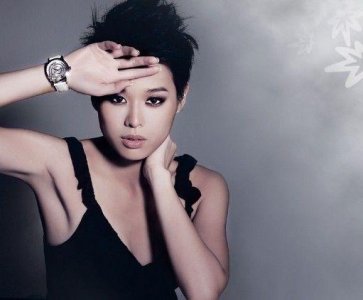 ​胡杏儿三胎后老得太快，胡杏儿情人节晒夫妻合影，穿