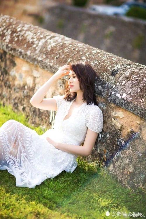 胡杏儿晒比基尼照