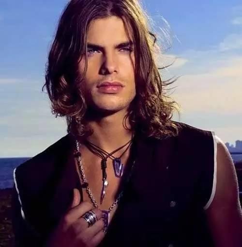 任何男生都可以驾驭的长发发型(发型21种长发造型让男人照样型到爆)(18)