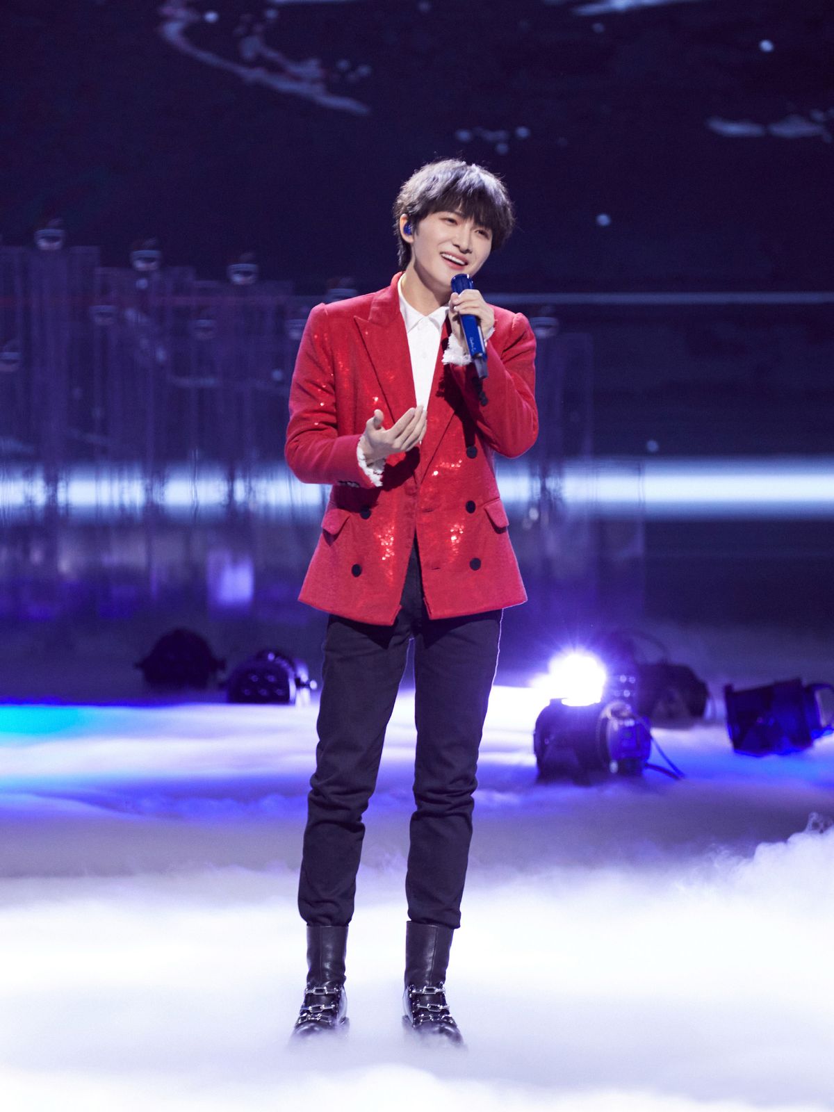 周深身高有多高,小个子不适合穿西装?看到周深的造型,你会改变看法