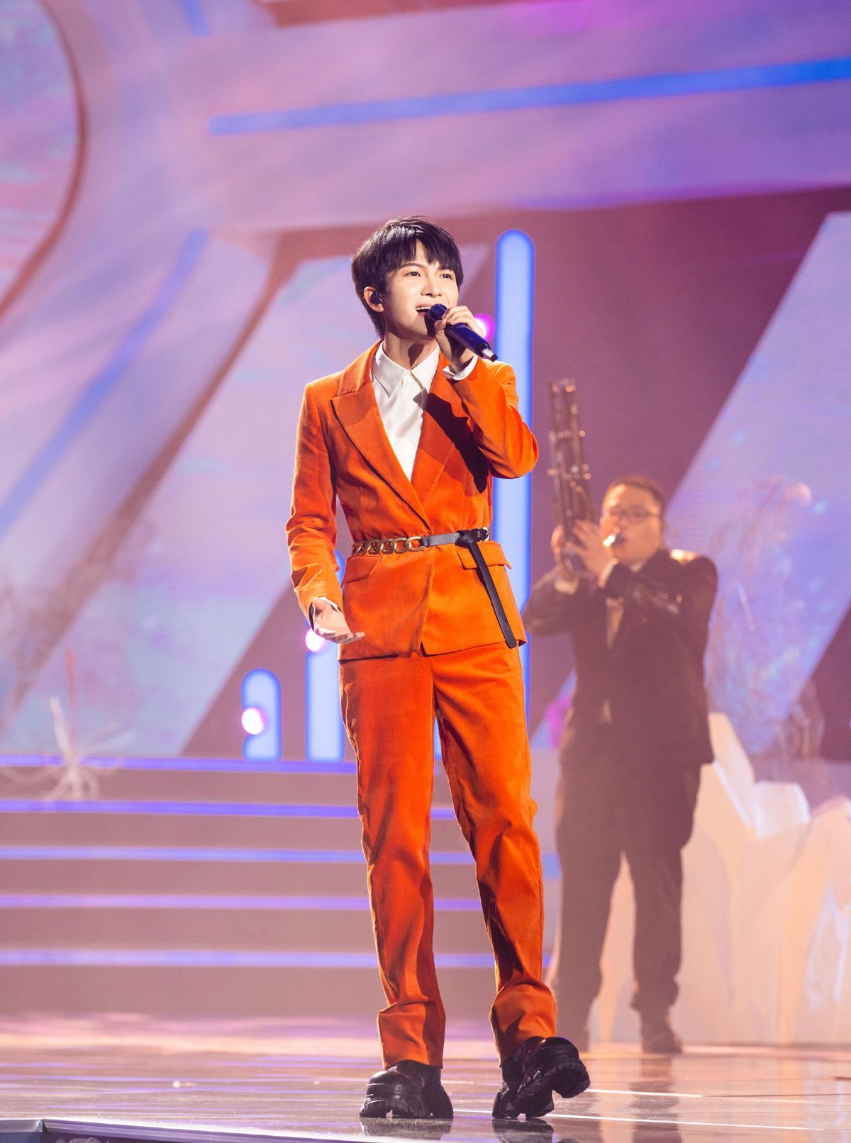 周深身高有多高,小个子不适合穿西装?看到周深的造型,你会改变看法