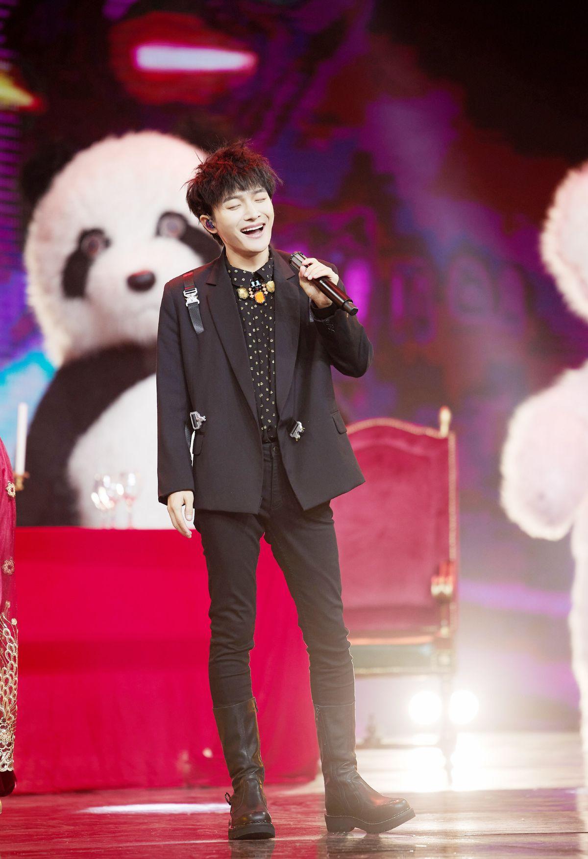 周深身高有多高,小个子不适合穿西装?看到周深的造型,你会改变看法