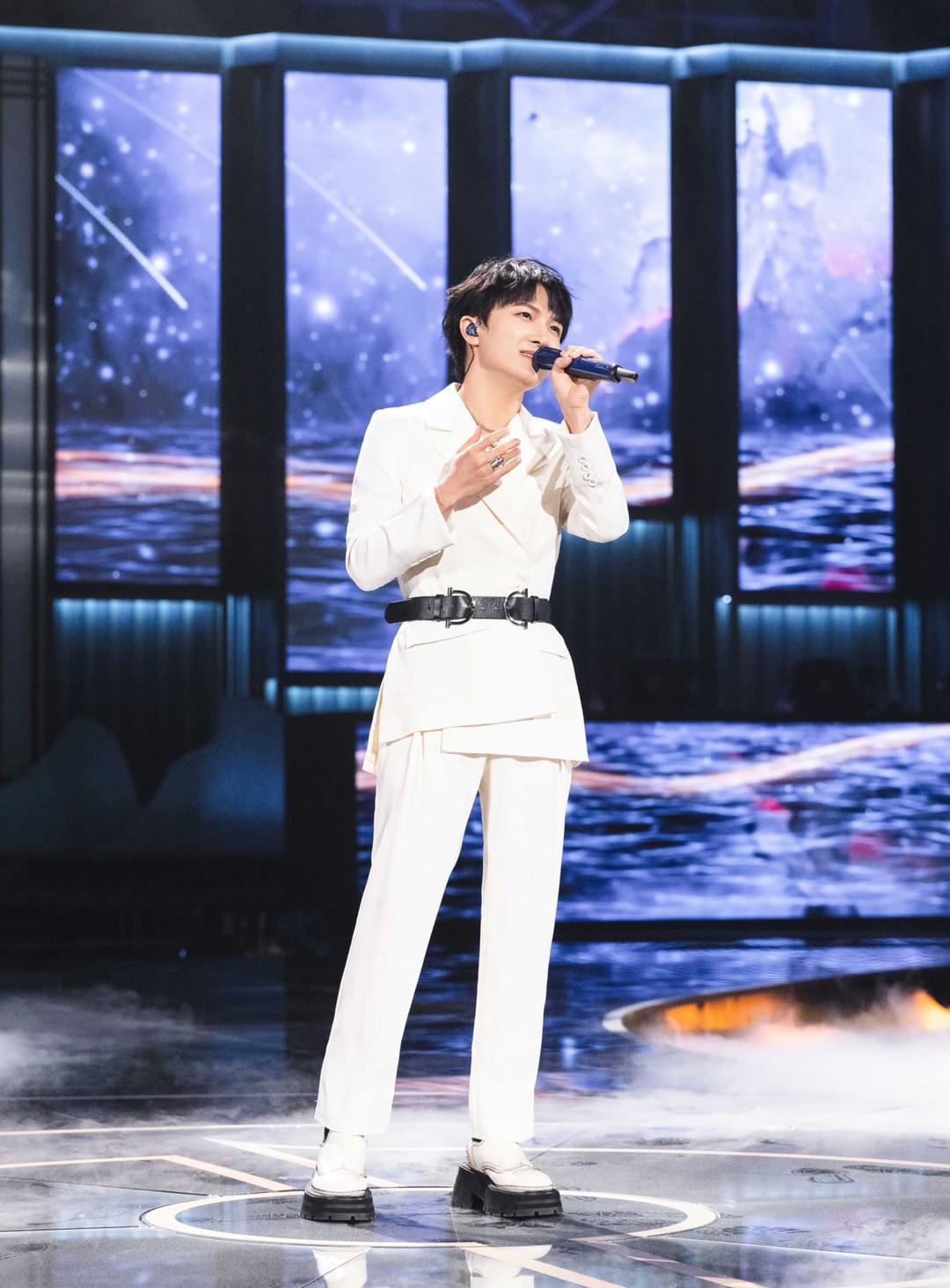 周深身高有多高,小个子不适合穿西装?看到周深的造型,你会改变看法