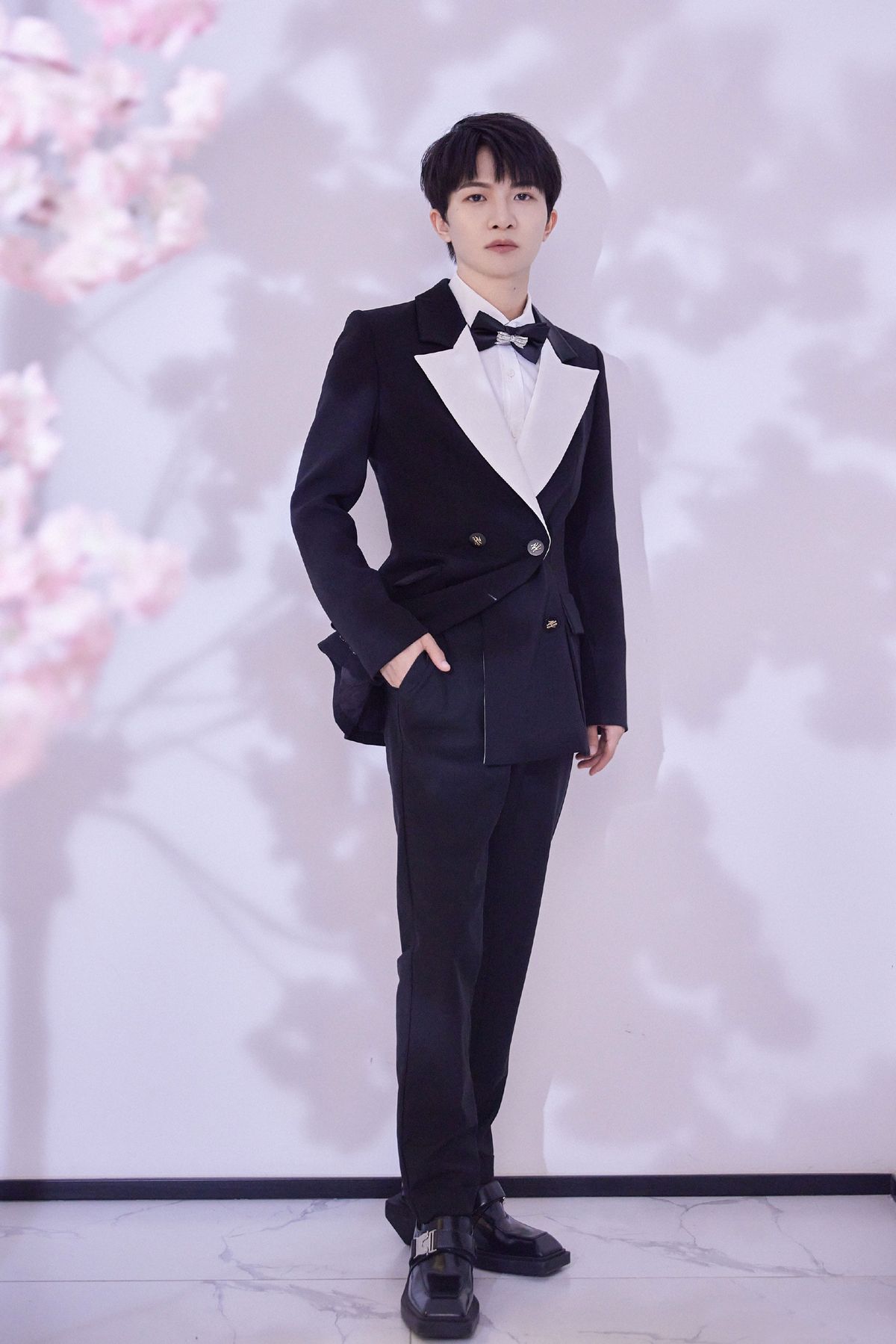 周深身高有多高,小个子不适合穿西装?看到周深的造型,你会改变看法