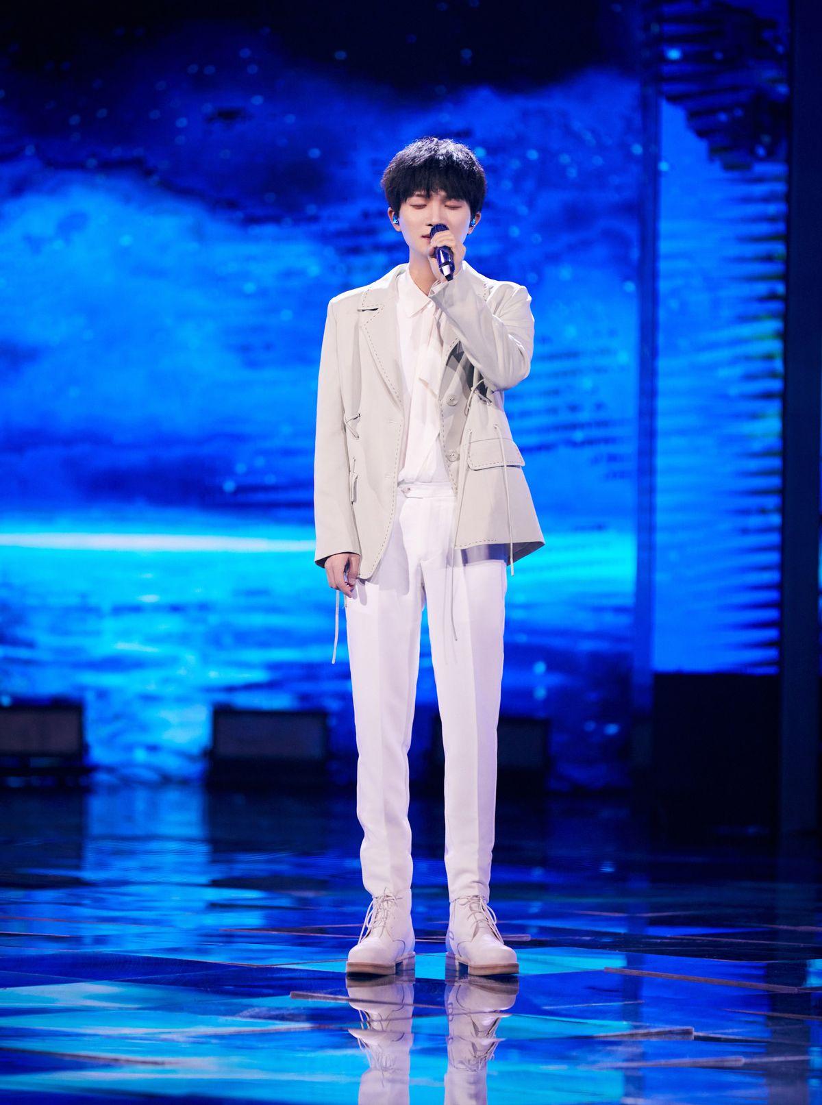 周深身高有多高,小个子不适合穿西装?看到周深的造型,你会改变看法