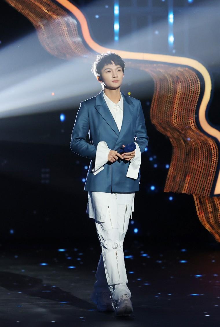 周深身高有多高,小个子不适合穿西装?看到周深的造型,你会改变看法