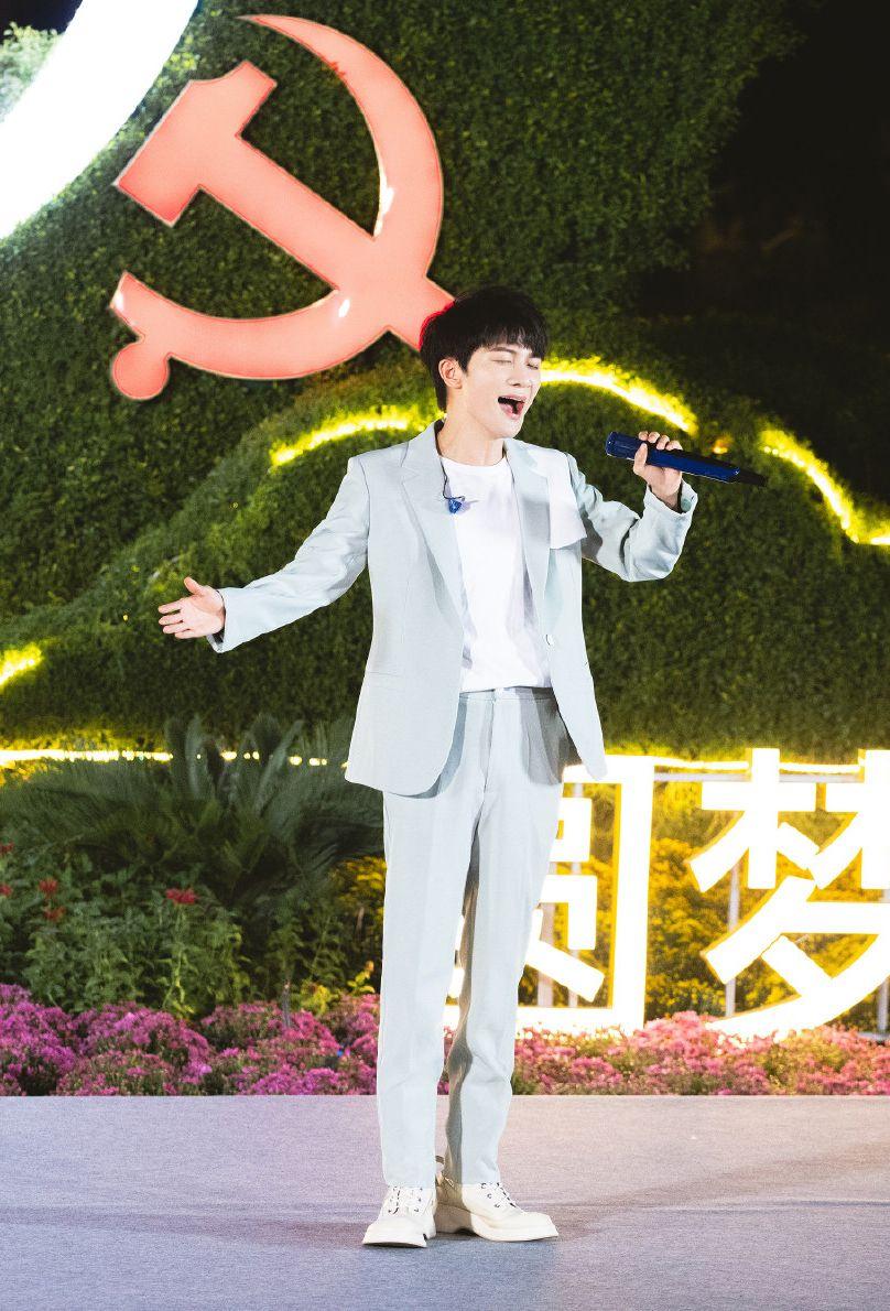 周深身高有多高,小个子不适合穿西装?看到周深的造型,你会改变看法